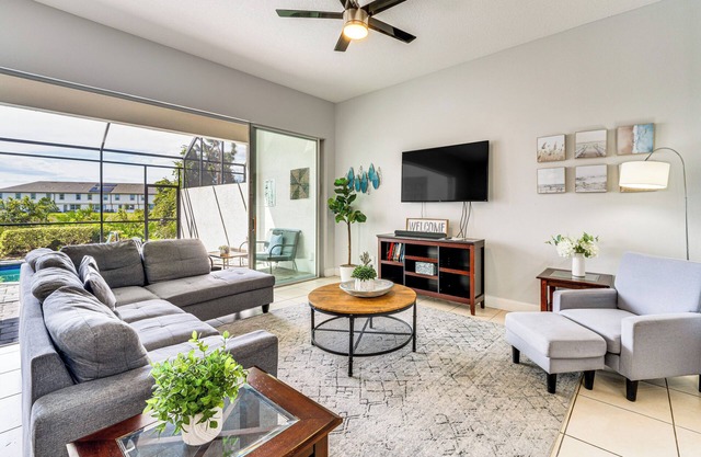 Townhome w/Lanai & Private Pool: 14 Mi to Disney!