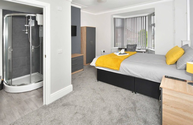 Townhouse @ Lawton Street Crewe - SUPERIOR DOUBLE ENSUITE WITH TV