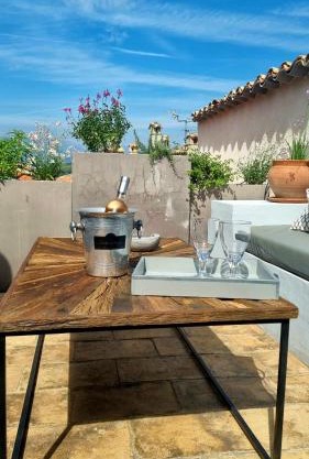 TOWNHOUSE MOUGINS in the old village, fantastic view, sea and mountains