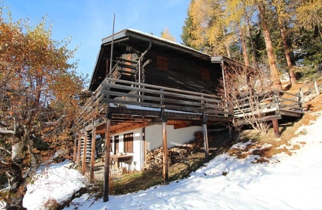 Très beau chalet typique et confortable sur 2 niveaux avec jardin, terrasse meublé. Vue absolument s