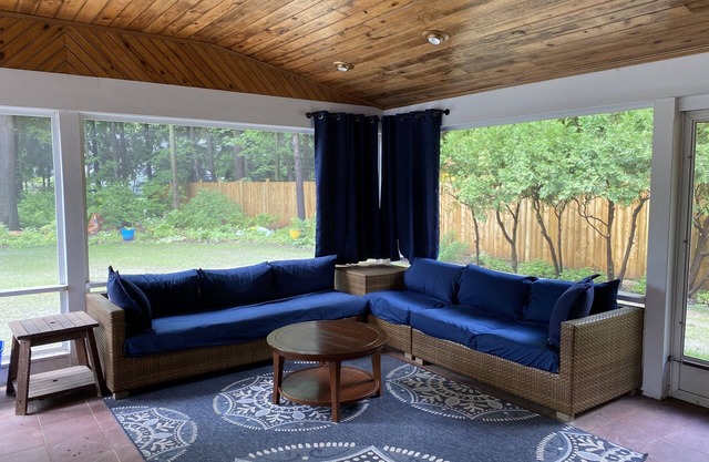 Track Rental-Great location-4 Bdrm, Sleeps 8 Close to Track, Downtown, and Lake