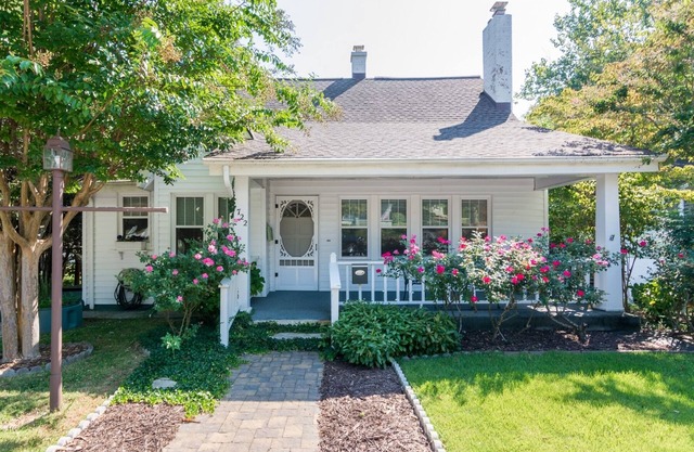 Tracy's Downtown Cottage