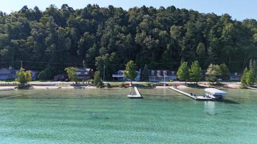 Trader Scott's - Lakefront And Gorgeous!