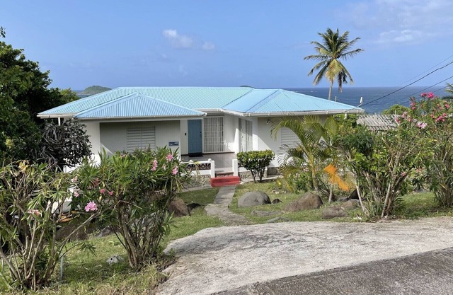 Tradewinds- quiet home overlooking the ocean