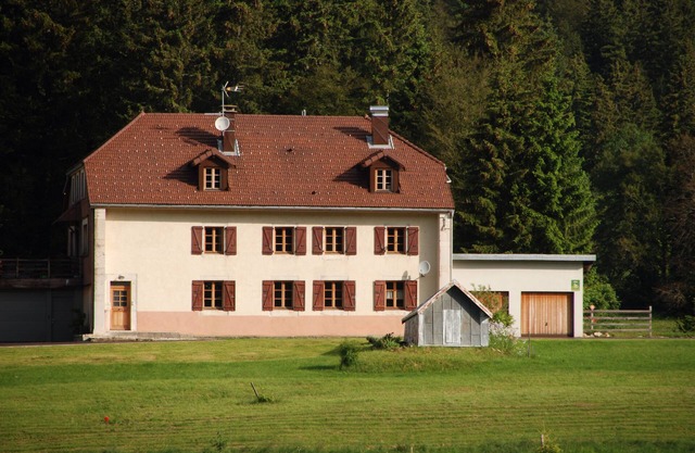 Traditional Haut-Jura farmhouse at the foot of the slopes with recharging point