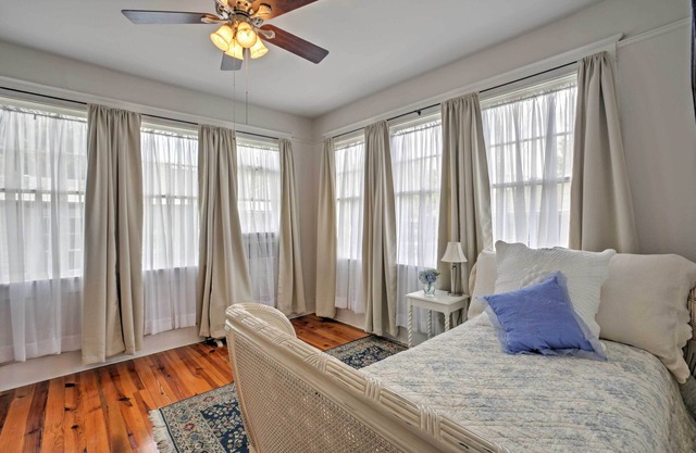 Traditional New Orleans Apt w/ Porch in River Bend