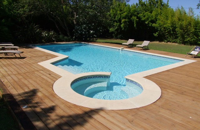 Traditional Provencal farmhouse for 8 people with swimming pool and SPA on 11900 m²