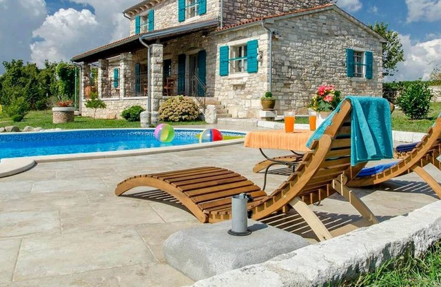 Traditional stone villa for 9 people with pool in Central Istria
