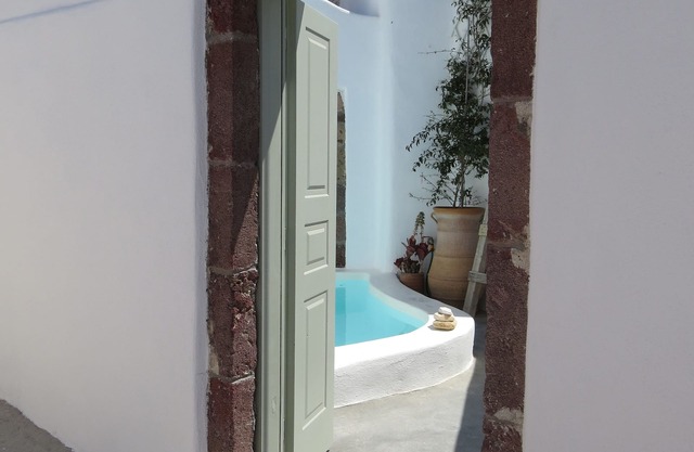 Traditional Village House 'Alba Lily' with heated plunge pool