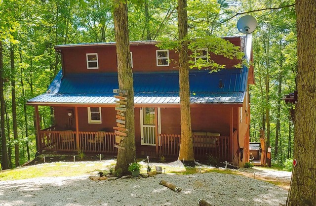 Trailseeker Cabin King Bed, WiFi, Hot Tub at Red River Gorge - Natural Bridge