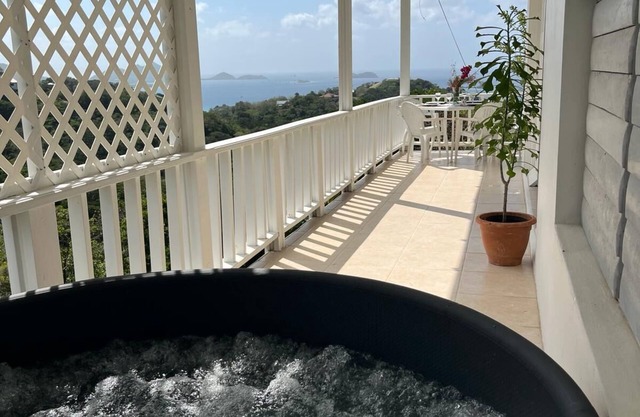 Tranquil 2 bed Penthouse with sea views and 4 person Private Hot Tub, no traffic