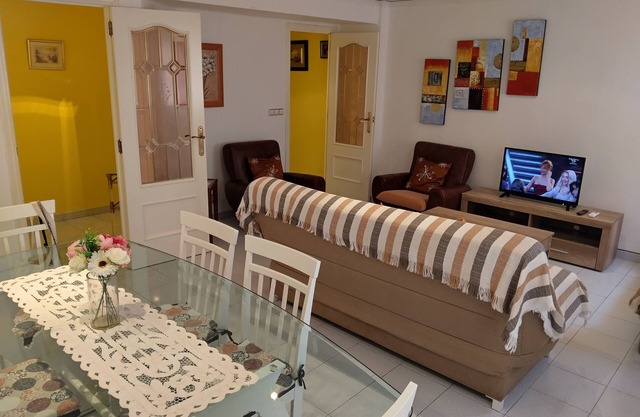 Tranquil 2-bedroom apartment with AC in charming Gandia