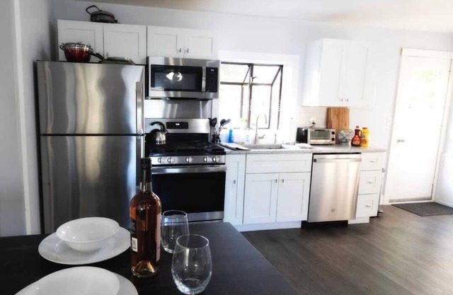 Tranquil 3-BR home w/yard and Picnic Table