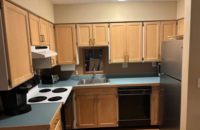 Tranquil 4-bedroom condo near slopes at Sugarbush Resort. Recently renovated!