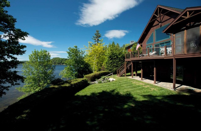Tranquil 4-bedroom house with stunning views and direct access to Schroon Lake