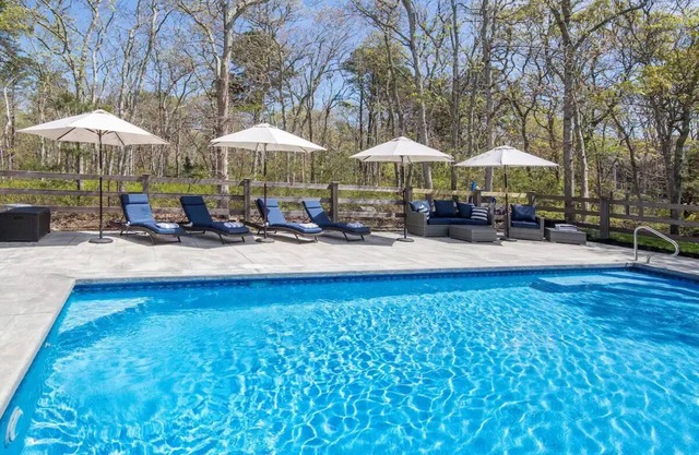 Tranquil 5 BR House, Heated Saltwater Pool Near Downtown Edgartown