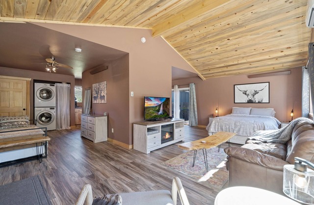 Tranquil Cottage Guest House- 5 minute walk to Horsetooth lake!