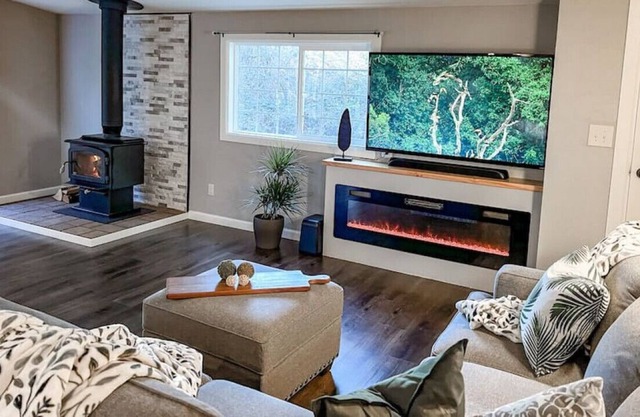 Tranquil Country Living in the trees w/Hot Tub!