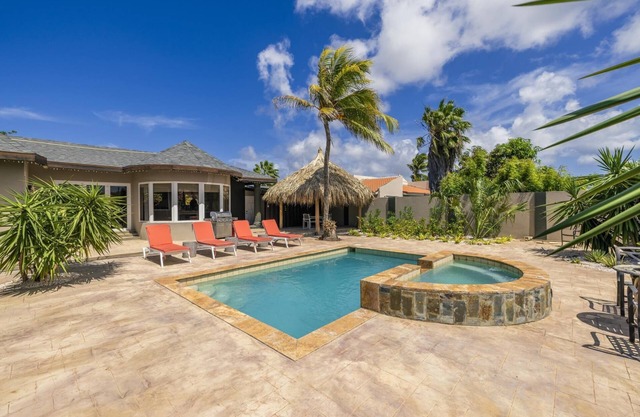 Tranquil & Cozy Hideaway ~ Pool ~ Garden ~ Dining