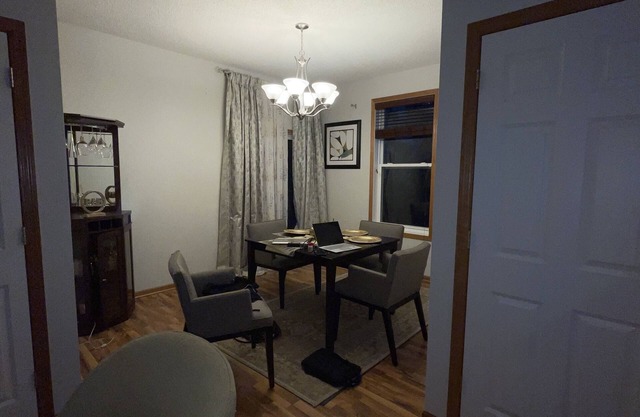 Tranquil Haven: Spacious- 2 bd 3ba home. 15 minutes from Downtown Minneapolis!n