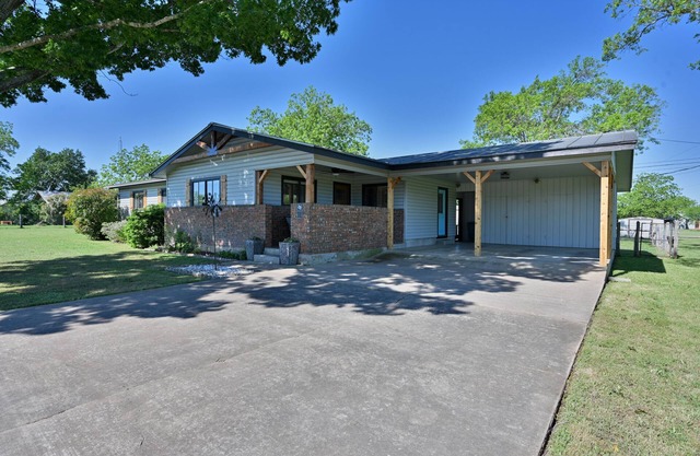 Tranquil Hill Country Escape: Pet-Friendly, Near Wineries, & Stellar Stargazing!