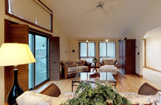 Tranquil Home with Private Deck - Walk to Beaches and Downtown Oak Bluffs