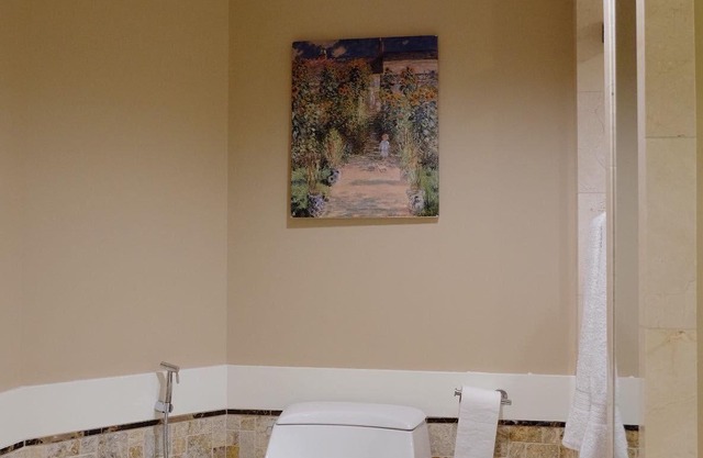Tranquil in Nature rich Anmore, Spacious Suite