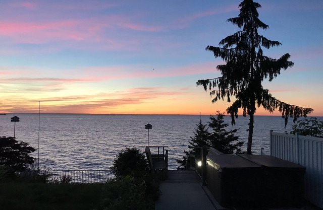 Tranquil Lake Front Home In NOTL with Hot Tub, Long-Term Stays