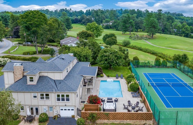 Tranquil Lake Retreat W/ Pickleball, Pool & Tennis