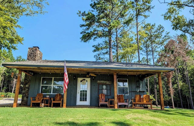 Tranquil secluded cabin in Auburn. Perfect for your GAMEDAY getaway or AU EVENT!