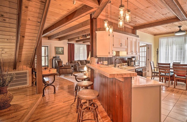Tranquil Smoky Mountain Cabin w/Porch & Fire Pit