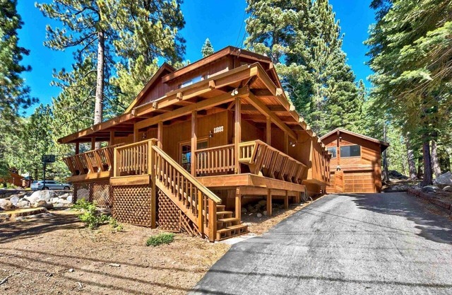 Tranquil Tahoe Retreat - wood-burning fireplace, close to town & skiing!