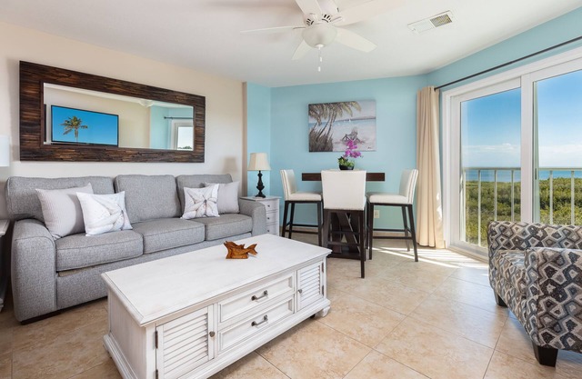 Tranquil Top Floor Condo w/Ocean Views close to Attractions in the Upper Keys