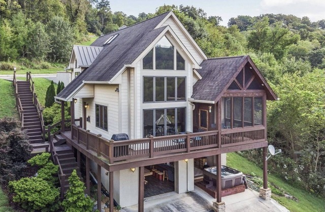 Tranquil Waters Retreat: Hot Tub, Pool & Lake Views