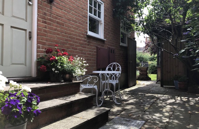 Tranquility in the heart of Wimbledon Village with stunning Common views