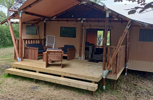 Trapper Lodge with Private Jacuzzi and Educational Farm