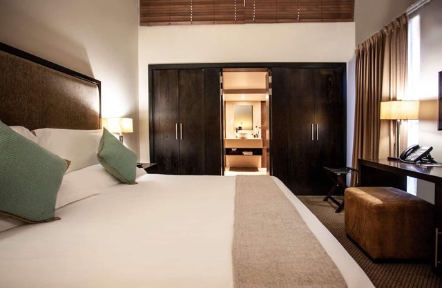 Travel Destination! Spacious Suite, Free Parking, Onsite Spa Center & Pool!