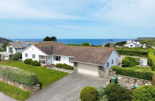 TREBARTHA, pet friendly, with a garden in Daymer Bay