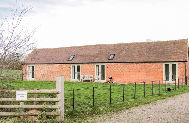 TREE HOUSE BARN, pet friendly, with a garden in Shrewsbury