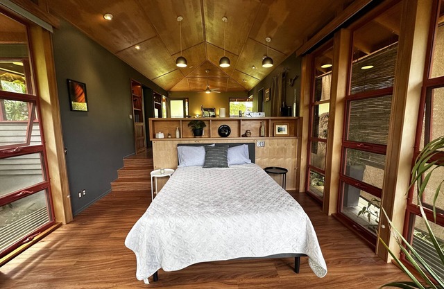 Tree Top Suite- Beautiful walk to Hanalei Bay