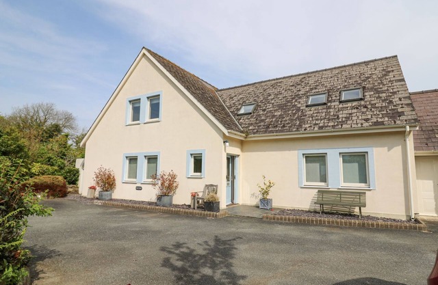 TREE TOPS, pet friendly, with a garden in Newport, Pembrokeshire