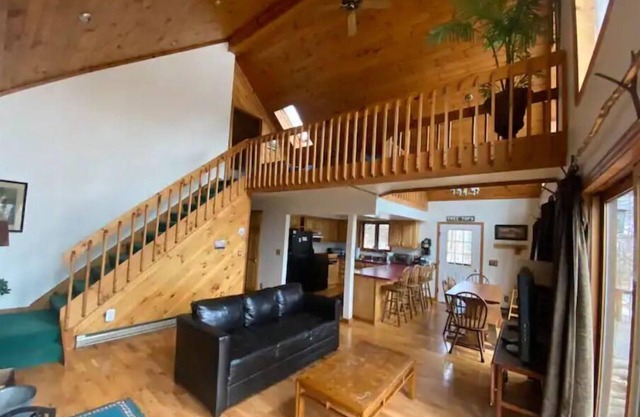 Tree Tops. Sleeps 12. 20 minutes to Lake George. 5 minutes to Gore Mountain!