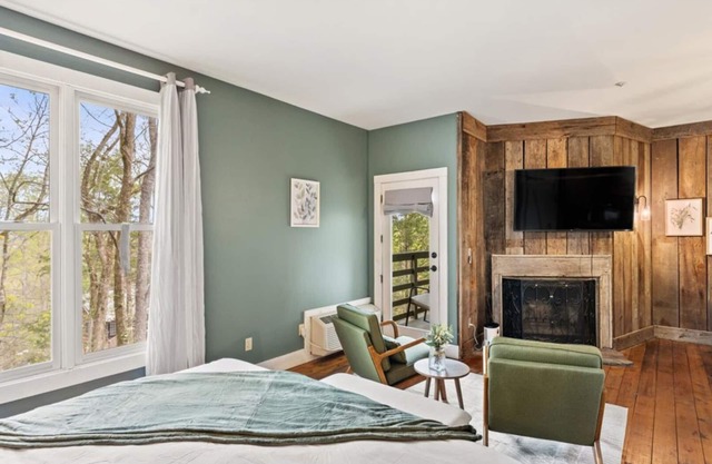 Tree-View Studio | Walk-In Shower | Balcony