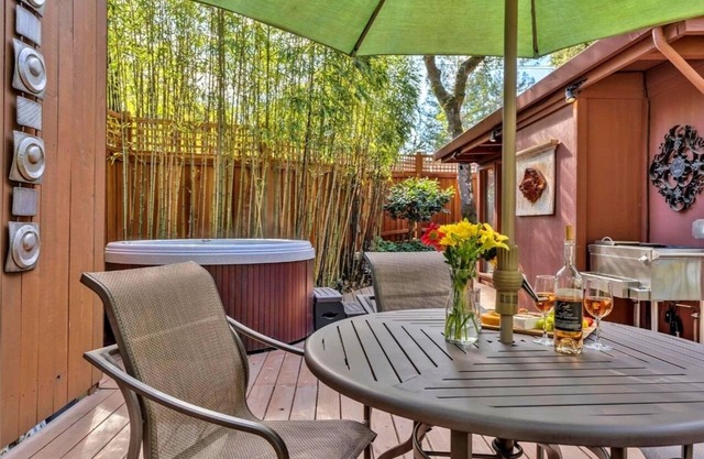 TreeFort~Bright and Lively Forest Cabin! Smarthome! EV Charger!HtTb,Decks,Pup