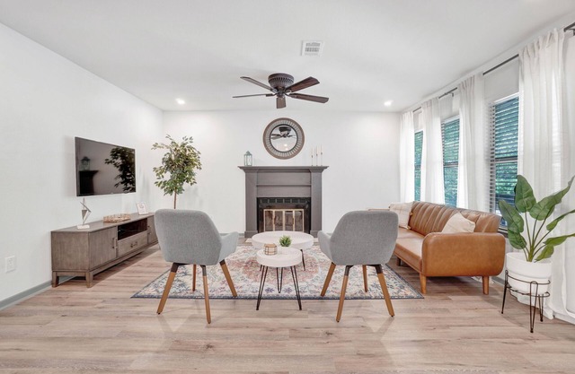 Treehouse style 2 Bed 2 Bath townhome w/EV Charger, Low Cleaning Fees