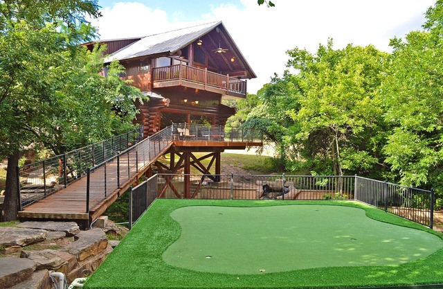 Treehouse: Unique Escape Among the Trees Awaits!