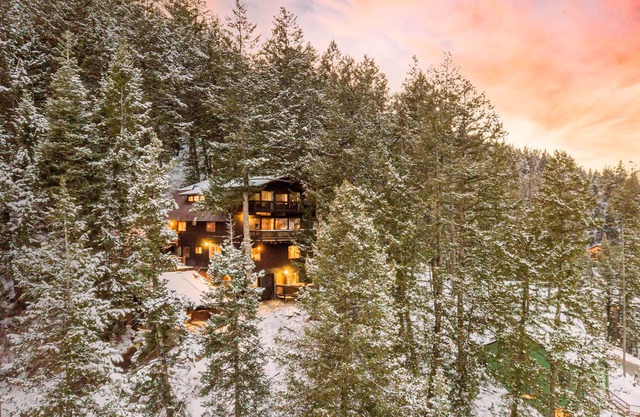 Treetop by AvantStay | Rustic Secluded Cabin w Views in Summit Park