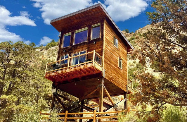 Treetop Cabin w/scenic views at East Zion Resort