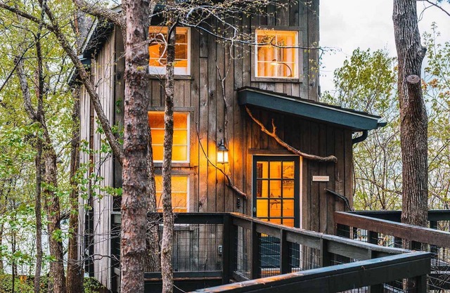 Treetop Hideaways: Dogwood Treehouse in Chattanooga