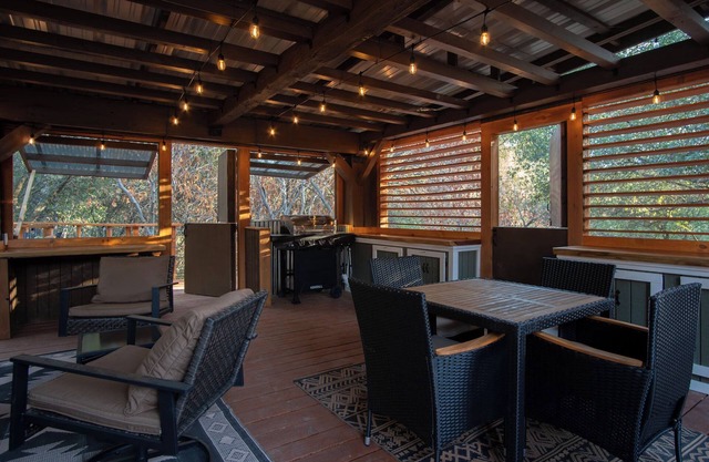 Treetop Tinyhouse- Cozy 1-bedroom mobile home in charming Springville with AC